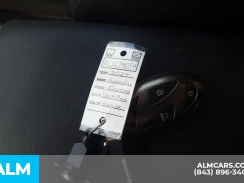 Used 2024 Hyundai Elantra SEL w/ Convenience Package FWD image 16