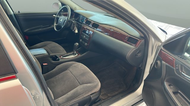 Used 2010 Chevrolet Impala LT w/ Convenience Package FWD image 11