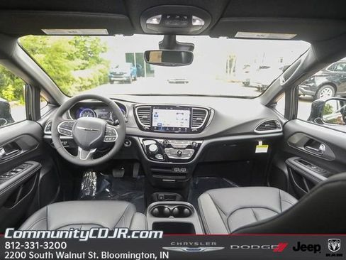 New 2025 Chrysler Voyager LX image 19