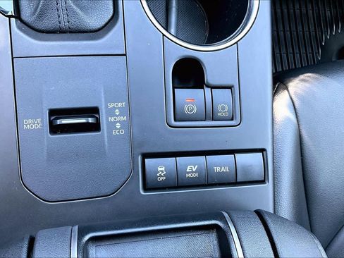 Certified 2021 Toyota Highlander XLE AWD/4WD image 33