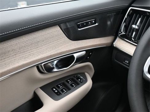 New 2026 Volvo XC90 B6 Plus w/ Protection Package Premier image 32
