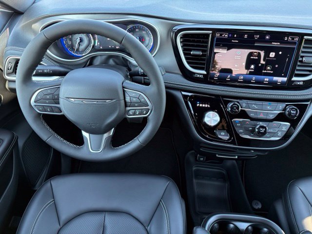 New 2027 Chrysler Pacifica Select AWD/4WD image 3