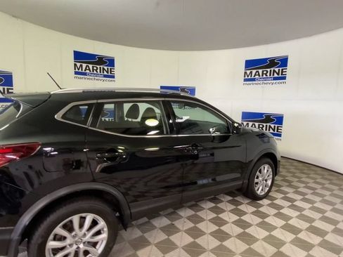 Used 2022 Nissan Rogue Sport SV FWD image 2