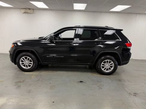 Used 2018 Jeep Grand Cherokee Laredo AWD/4WD image 2
