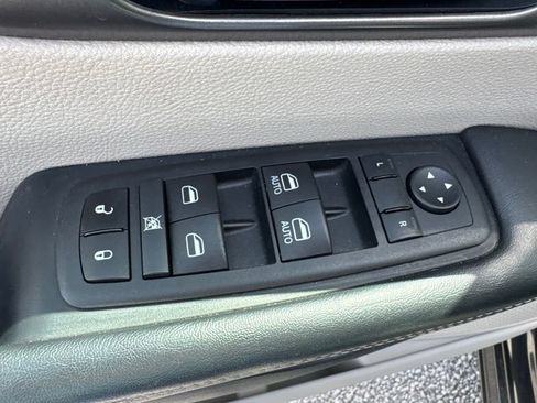 Used 2024 Chrysler Pacifica Touring-L FWD image 25