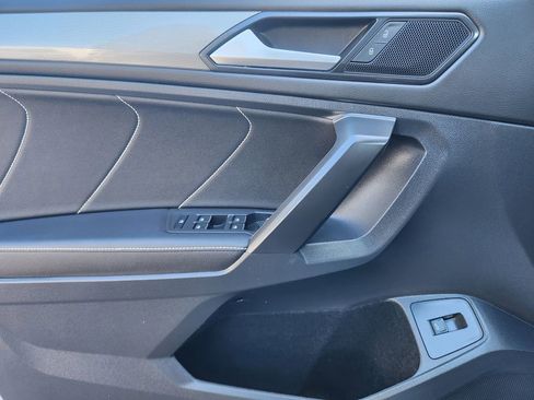 Used 2022 Volkswagen Tiguan SE image 6