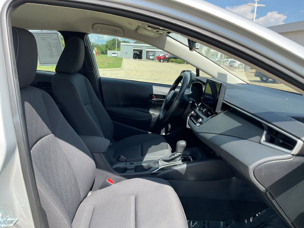 Used 2025 Toyota Corolla LE FWD image 17