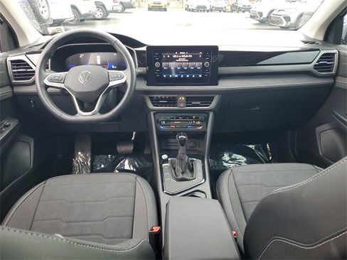 Certified 2025 Volkswagen Taos SE image 12