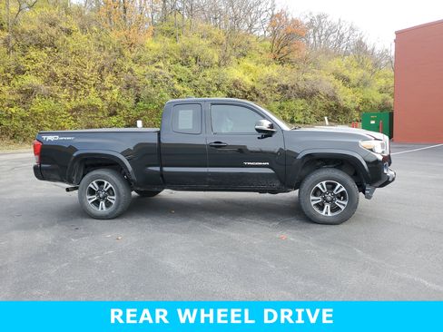 Used 2016 Toyota Tacoma TRD Sport image 3
