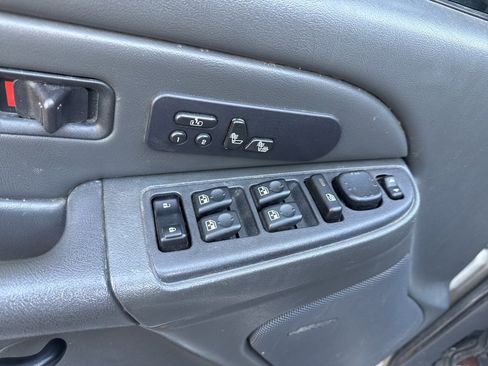 Used 2004 Chevrolet Silverado 2500 LT w/ Heavy-Duty Power Package image 17