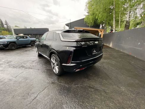 Certified 2025 Cadillac Lyriq Luxury w/ LPO, Floor Liner Package AWD/4WD image 4