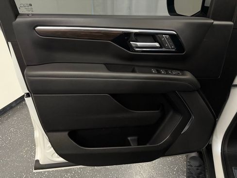 Used 2025 Chevrolet Suburban Z71 image 9