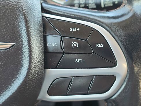 Used 2019 Chrysler Pacifica Touring-L image 18