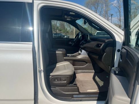 Used 2021 GMC Yukon XL SLT w/ Rear Media and Nav Package AWD/4WD image 39