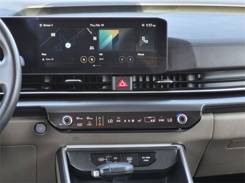 Used 2025 Kia Carnival image 27