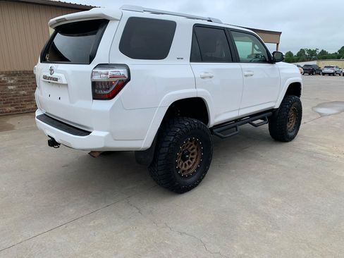 Used 2018 Toyota 4Runner SR5 Premium AWD/4WD image 2