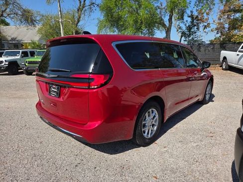 New 2026 Chrysler Pacifica Select image 12