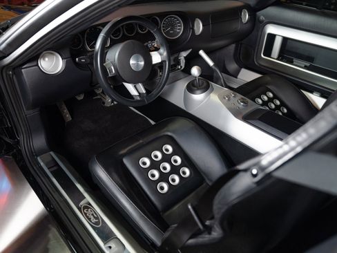Used 2005 Ford GT RWD image 3