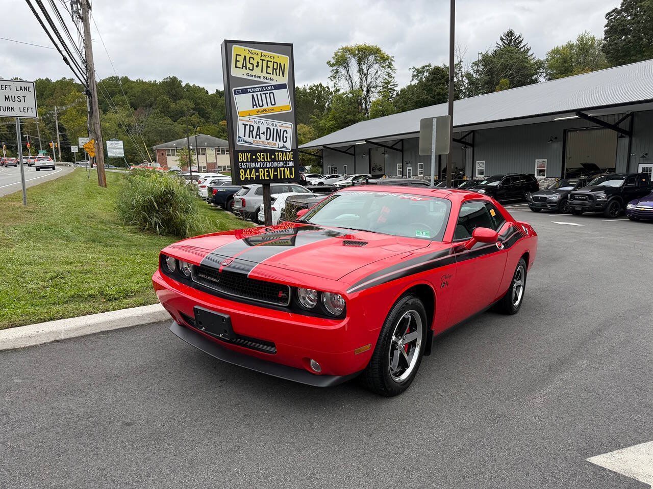 Used 2010 Dodge Challenger SE RWD image 2