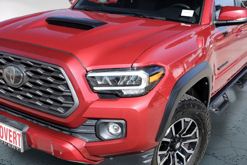 Used 2021 Toyota Tacoma TRD Sport w/ Technology Package RWD image 3