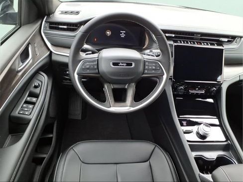 New 2025 Jeep Grand Cherokee Limited w/ Black Appearance Package AWD/4WD image 13