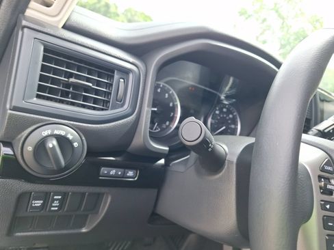 Used 2024 Nissan Titan SV w/ SV Convenience Package RWD image 20