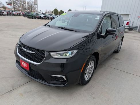 Used 2024 Chrysler Pacifica Touring-L image 32