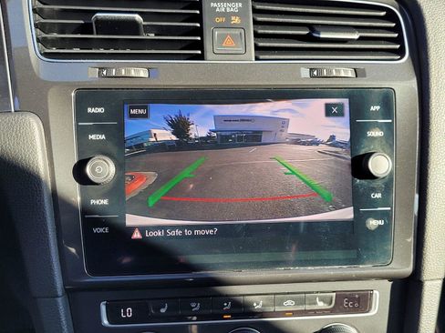 Used 2018 Volkswagen e-Golf SE image 9