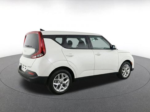 Used 2025 Kia Soul LX w/ LX Technology Package FWD image 9