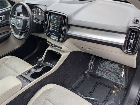 Used 2020 Volvo XC40 T4 Momentum image 28