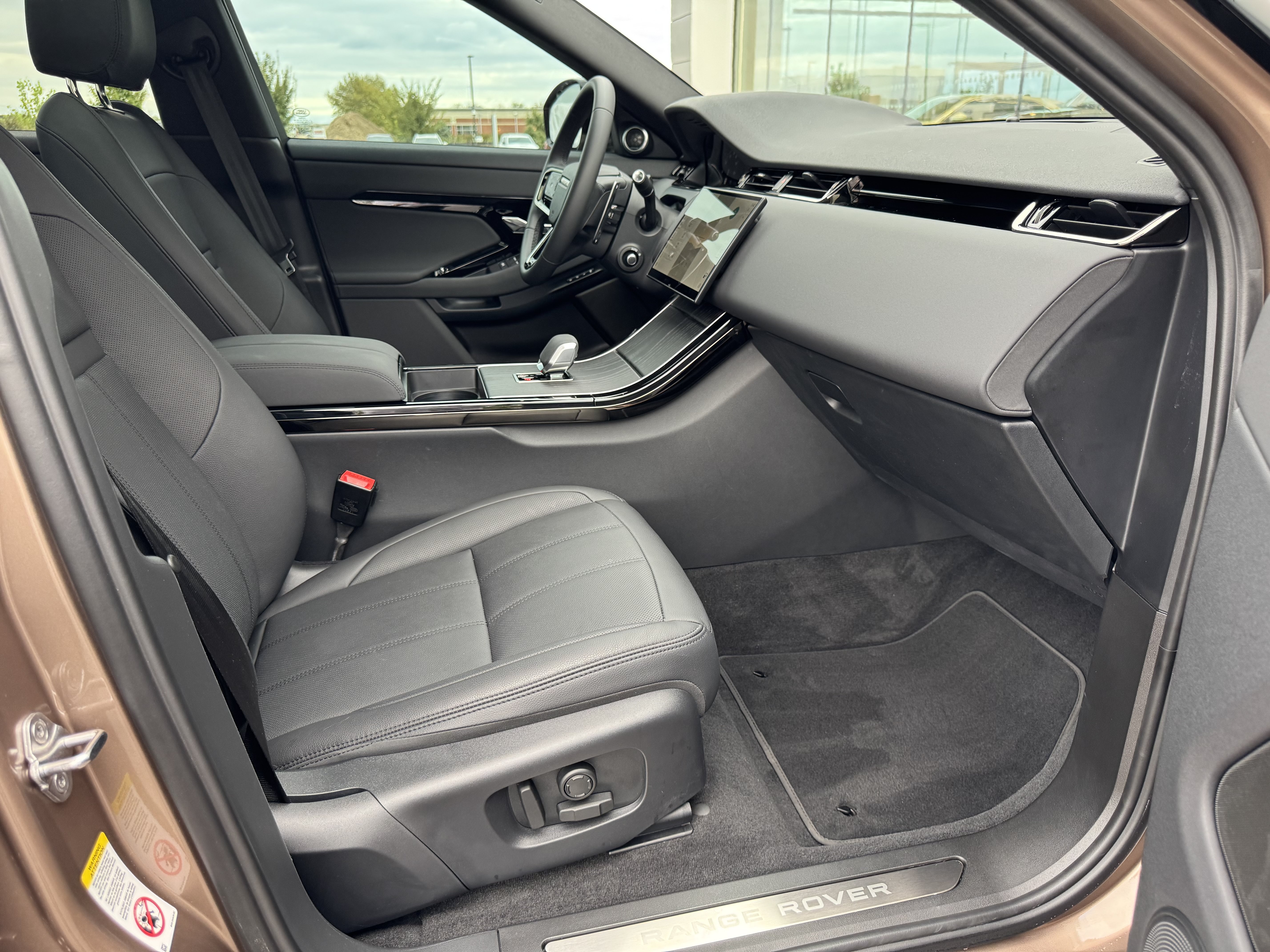 Certified 2026 Land Rover Range Rover Evoque Dynamic SE AWD/4WD image 3