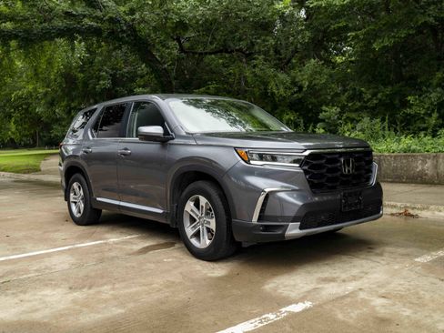 Used 2025 Honda Pilot EX-L image 2