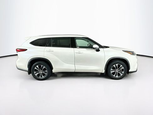 Used 2020 Toyota Highlander XLE AWD/4WD image 10