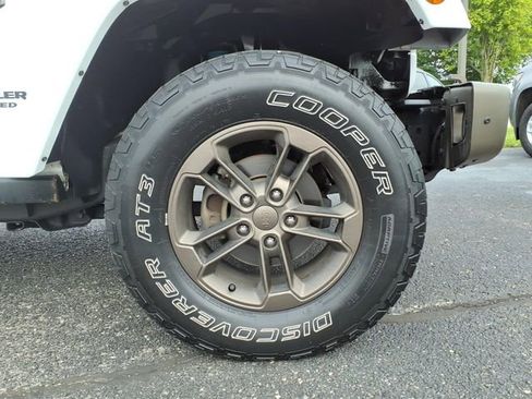 Used 2017 Jeep Wrangler Unlimited Sahara AWD/4WD image 9