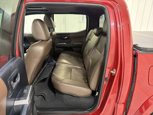 Used 2016 Toyota Tacoma Limited w/ Towing Package image 12