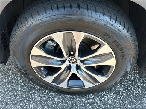 Used 2022 Toyota Highlander XLE FWD image 36