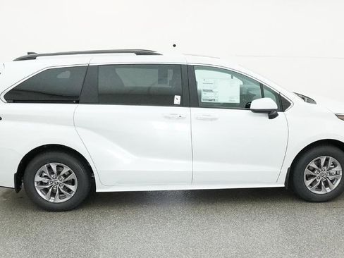 New 2026 Toyota Sienna XLE FWD image 11