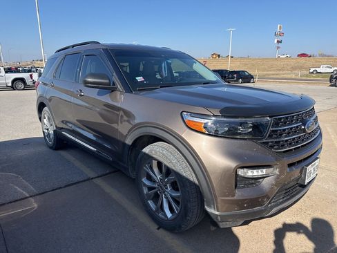 Used 2021 Ford Explorer XLT w/ Equipment Group 202A image 2