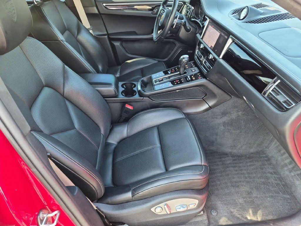 Used 2023 Porsche Macan Turbo AWD/4WD image 29