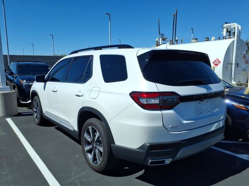 Used 2024 Honda Pilot Touring image 3