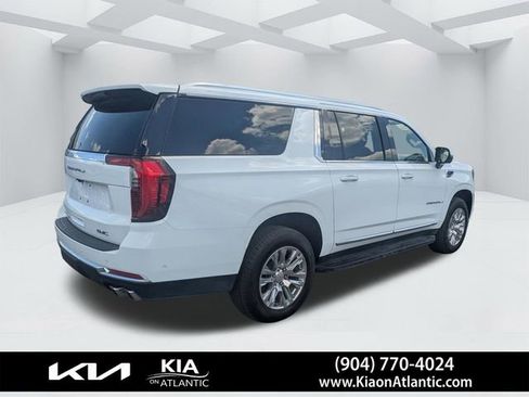 Used 2025 GMC Yukon XL Denali AWD/4WD image 3