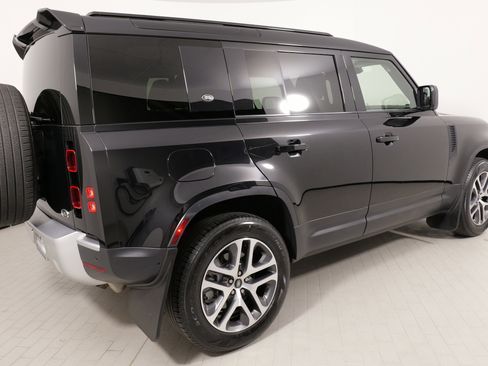Used 2022 Land Rover Defender 110 SE image 12