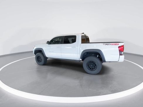 Used 2018 Toyota Tacoma TRD Off-Road w/ Technology Package AWD/4WD image 6