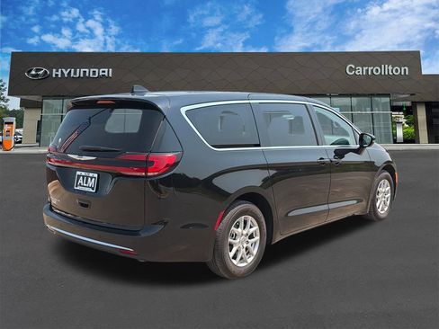 Used 2024 Chrysler Pacifica Touring-L FWD image 5
