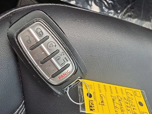Used 2025 Chrysler Pacifica Select FWD image 34
