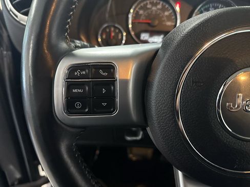 Used 2017 Jeep Wrangler Unlimited Rubicon image 12