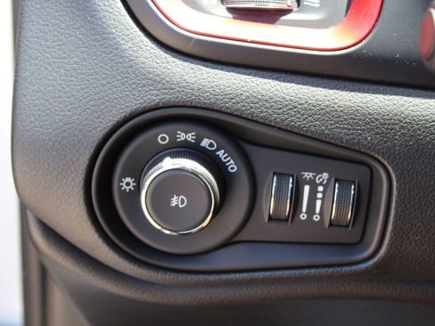 Used 2023 Jeep Renegade Trailhawk AWD/4WD image 21