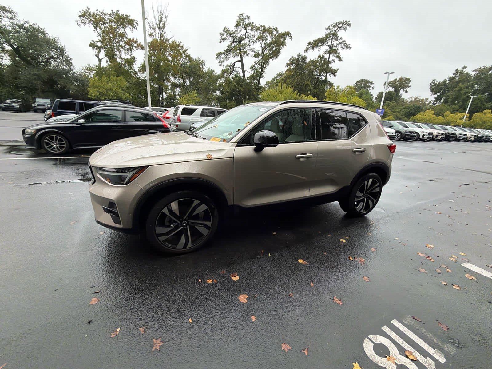 Used 2024 Volvo XC40 B5 Plus w/ Climate Package AWD/4WD image 9