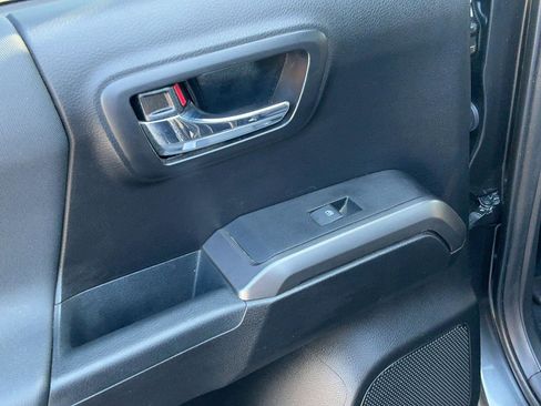 Used 2018 Toyota Tacoma TRD Sport image 25