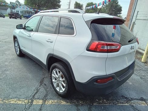 Used 2017 Jeep Cherokee Latitude w/ Cold Weather Group FWD image 10